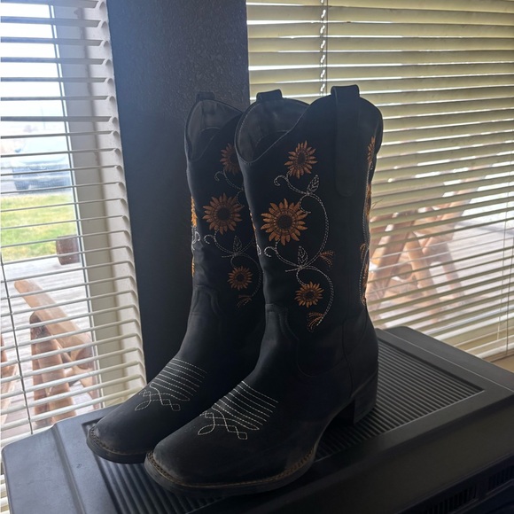Black Cowboy Boots with Sunflower Embroidery - Picture 3 of 3